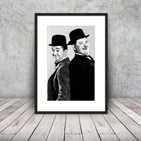 Laurel und Hardy, hochwertiges Bild mit Rahmen & Passepartout, gerahmtes Poster 50x70cm schwarz-weiß Foto Wandbild Hollywood-Legenden, Stars