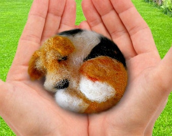 Kleiner schlafender Hund - Kuscheltier-Miniatur, Glückssymbol. Nadel gefilztes Tier. Personalisiert. Geschenk für Tierliebhaber von MariRich