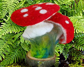 Des champignons comme porte-bonheur. Aiguille d'aspect naturel feutrée en rouge et blanc sur la petite souche, cadeau fait main de MariRich