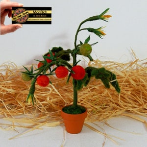 Natuurlijk ogende naaldvilte tomatenplant met rode kersen, gele bloemen in terracotta pot, handgemaakt cadeau van MariRich