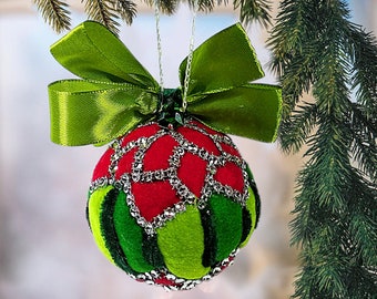 Kerstboomversieringen, kerstboombal met kerststermotief van vilt: . Kersthanger vilt rood-groen. Uniek door MariRich
