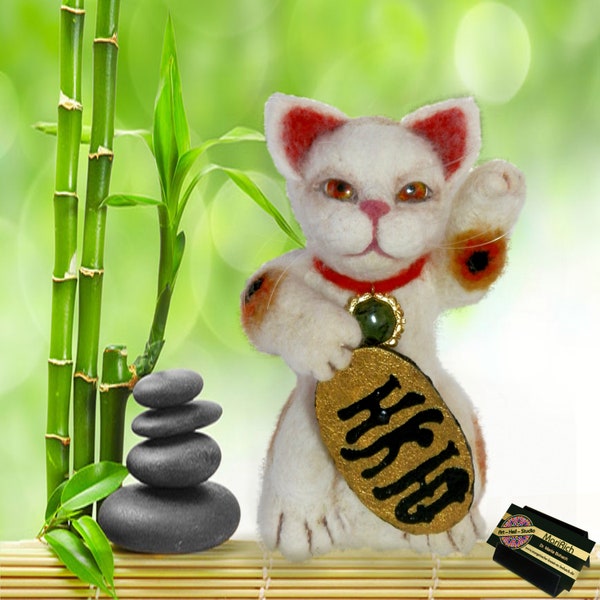 Gelukskat Maneki-neko gemaakt van vilt, Japans zwaaiend figuur met de LINKER poot - een wens voor rijkdom & geluk van MariRich. voelde dier