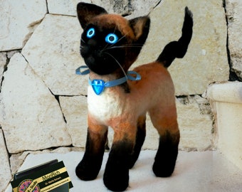 Chat siamois en feutre, chat réaliste feutré à l'aiguille, Figurine peluche, cadeau MariRich personnalisé pour les amoureux des chats