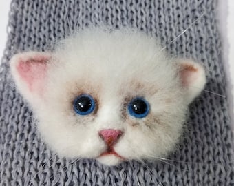 White cute cat, felt cat brooch, cat head, fashion trend 2023. Needle felted lucky cat. Gift for cat lovers from MariRich