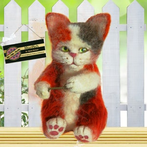Orange cat lucky cat made of felt, needle felted collectible figurine, personalized gift for cat lovers. Unique MariRich gift