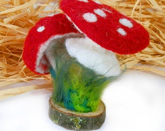 Aiguille de champignon d’aspect naturel feutrée comme un porte-bonheur en rouge et blanc sur la petite souche, cadeau fait main de MariRich