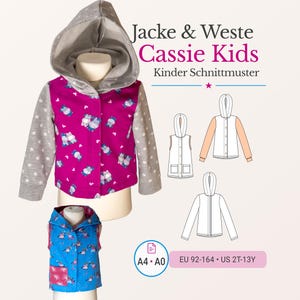 Puede incluir: Un patrón de costura de chaqueta y chaleco para niños. La chaqueta tiene una capucha y mangas grises con estrellas blancas, y una parte delantera magenta con un estampado de hipopótamos. El chaleco es azul con un estampado de hipopótamos. El texto de la imagen dice "Jacke & Weste Cassie Kids Kinder Schnittmuster".