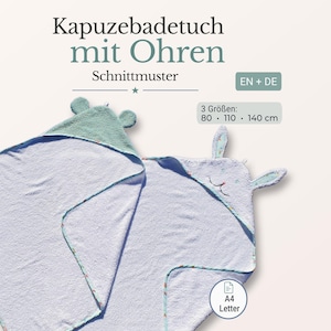 Op de afbeelding: Twee lichtblauwe babybadhanddoeken met capuchon en oordetails. De capuchons en randen zijn groen. De tekst "Kapuzebadetuch mit Ohren" staat bovenaan, met maten van 80, 110 en 140 cm.