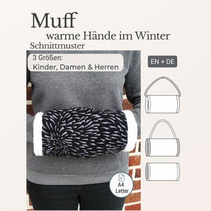 May include: A black and white patterned hand muff with white faux fur trim is held by a person. The image includes text that reads "Muff warme Hände im Winter Schnittmuster 3 Größen: Kinder, Damen & Herren".