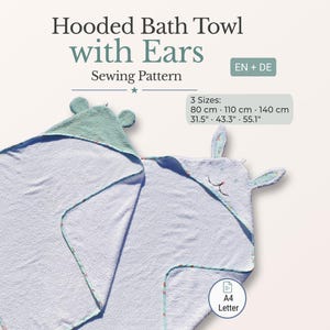 Op de afbeelding: Een lichtblauwe badhanddoek met capuchon en oren, met een naaipatroon. De handdoek is verkrijgbaar in drie maten: 80 cm, 110 cm en 140 cm. De tekst "Hooded Bath Towl with Ears" staat bovenaan.