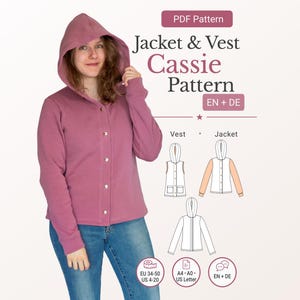 Könnte beinhalten: Eine Frau trägt eine staubrosa Kapuzenjacke mit Knopfverschlüssen und Jeans. Das Bild enthält eine Grafik mit dem Text "Jacket & Vest Cassie Pattern" und Illustrationen einer Weste und einer Jacke.