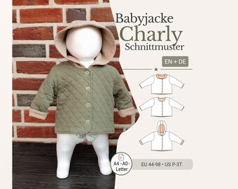 Op de afbeelding: Een gewatteerde olijfgroene babyjas met een bruine capuchon en afwerking, knoopsluiting en lange mouwen. De jas wordt op een mannequin getoond. De afbeelding bevat de tekst "Babyjacke Charly Schnittmuster" en maat informatie.