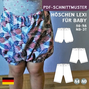 Pode incluir: Um bebé a usar bloomers estampados com um design de folhas tropicais azuis, rosas e brancas. A imagem inclui um padrão para os bloomers, com o texto "PDF-SCHNITTMUSTER HÖSCHEN LEXI FÜR BABY" e detalhes de tamanho. Uma bandeira alemã está no canto inferior esquerdo.