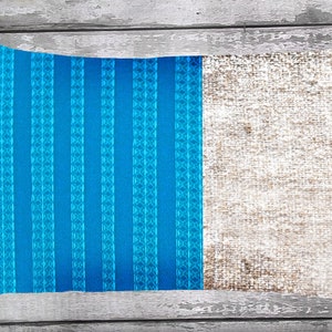 Könnte beinhalten: Ein blaues und weiß gestreiftes Kissen mit einem strukturierten beigefarbenen Stoff auf der Rückseite.