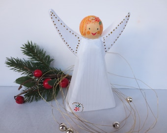 blonder Holzengel weiß 11x6 cm, Advents- und Weihnachtsdeko Engel mit Blümchen, Deko Advent, Schutzengel, Weihnachtsengel klein, Engelfigur