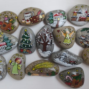 2 Weihnachtssteine 6-8 cm handbemalt, Weihnachts-Glücksstein, Deko Weihnachten Advent, Geschenk für Adventskalender, Kieselstein Tischdeko Bild 1