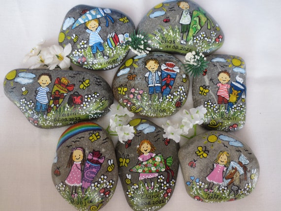 Glücksstein Einschulung ca. 7-8 cm, 1. Schultag, 1. Kindergartentag, Stein mit Schulkind, Erstklässler, Schulanfang, Schreibtischdeko Kind