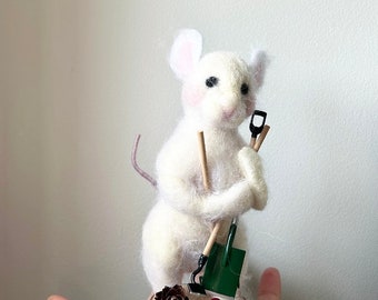 Gardener mouse Christmas gift decoration needle felted sculpture gardening fan