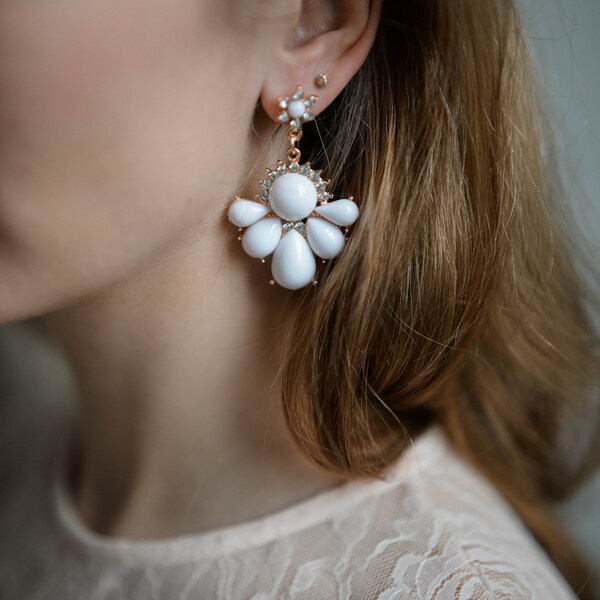 Opulente Ohrringe in Weiß - Glamour für die Braut