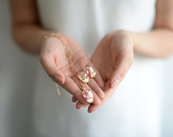 Braut Schmuck: Set aus Goldenen Ohrringen und Kette mit Anhänger verziert mit Pinken und Weißen Schmuck- und Straa Steinen