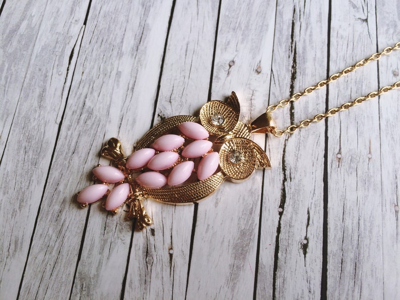 Goldene Kette mit Eule Beschützerin in Pink aus Schmucksteinen Bild 2