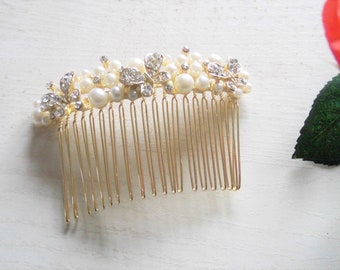 Bridal jewelry hair comb in gold with white pearls and butterflies made of clear rhinestones