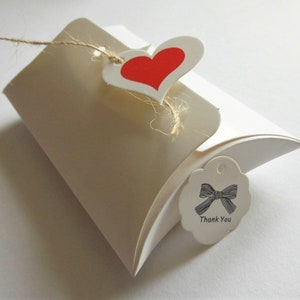 Geburtstag Geschenk Karte plus Herz Kette in Silber mit einem pinken Herzanhänger plus Geschenkverpackung mit Thank You Sticker. Bild 6