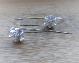 Pull-through - Thread earrings Earrings in 925 silver with a flower