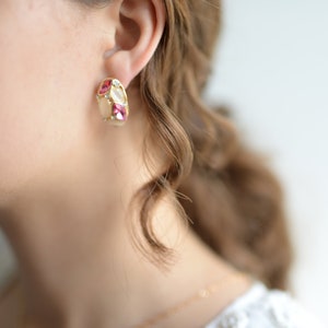 Earrings Oval stud earrings in gold with white and pink gemstones image 1