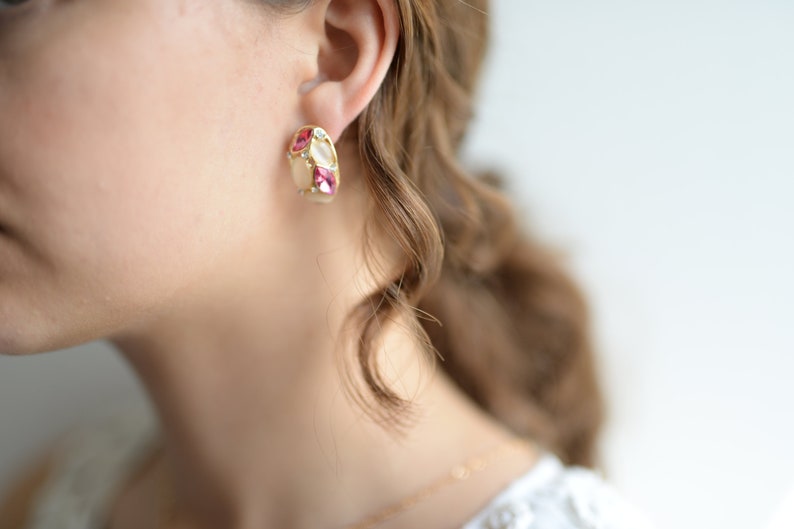 Earrings Oval stud earrings in gold with white and pink gemstones image 1
