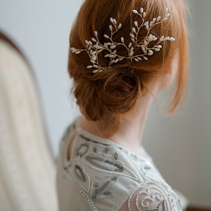 Pearl Hairpins: 3 bridal hairpins in gold with white pearls for a wedding, registry office, or party. The hairpins are flexible.