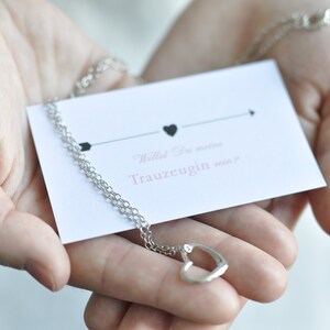 Regalo para dama de honor: tarjeta y collar de corazón en plata, además de envoltorio de regalo con pegatina de agradecimiento.