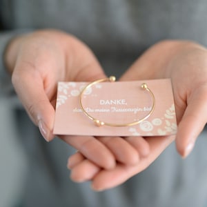 Cartão presente para madrinha de casamento, além de pulseira de coração em ouro ou prata aberta, além de embrulho para presente com adesivo de agradecimento