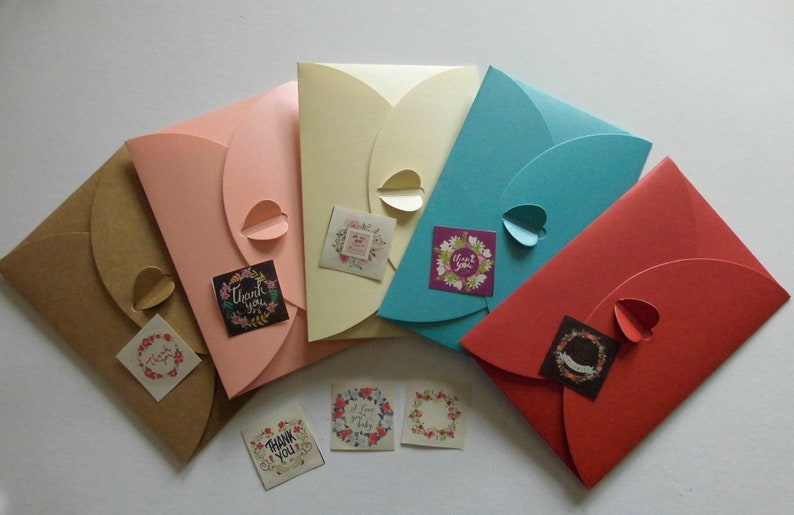 Geburtstag Geschenk Karte plus Herz Kette in Silber mit einem pinken Herzanhänger plus Geschenkverpackung mit Thank You Sticker. Bild 8