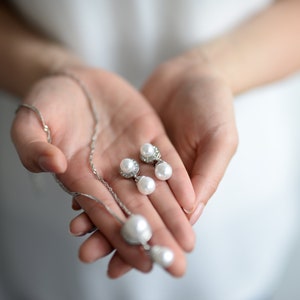 Pearl jewelry set - necklace and earrings with silver decoration: connection