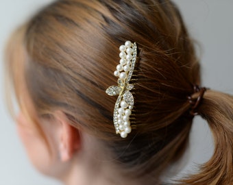 Haarkamm in Gold mit weißen Zierperlen und Schmetterling aus Strass Steinen - Hochzeitsschmuck