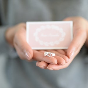 Beste Freundin Geschenk - Karte plus Unendlichkeit Ring in Silber plus Geschenkverpackung mit Thank You – Sticker.