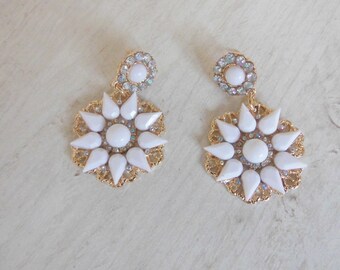 Boucles d'oreilles de mariée en clous de fleurs dorées avec pétales blancs