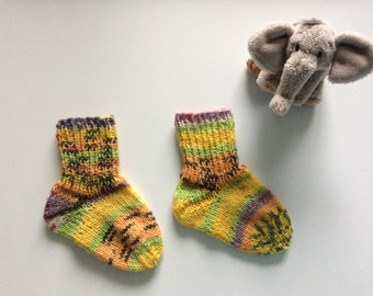 Babysöckchen Größe 18, bunte Wollsocken für Babys, handgestrickt und warm, Wintersocken für Neugeborene, Geschenk zur Geburt