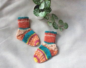 Babysocken Größe 18, handgestrickt mit Muster, Wollsocken für Neugeborene, Geschenk zur Geburt