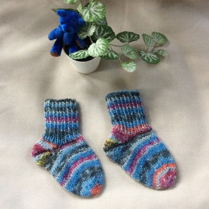 Babysocken Größe 18, bunte, warme handgestrickte Wollsocken für Babys, Socken für Neugeborene 0-3 Monate Bild 2