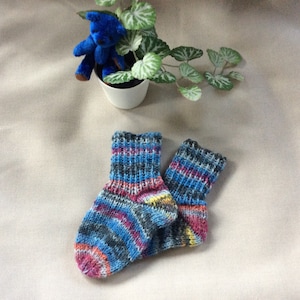 Babysocken Größe 18, bunte, warme handgestrickte Wollsocken für Babys, Socken für Neugeborene 0-3 Monate Bild 1