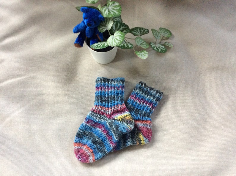 Babysocken Größe 18, bunte, warme handgestrickte Wollsocken für Babys, Socken für Neugeborene 0-3 Monate Bild 1