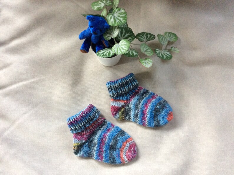 Babysocken Größe 18, bunte, warme handgestrickte Wollsocken für Babys, Socken für Neugeborene 0-3 Monate Bild 3