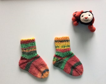 Babysöckchen Größe 18, bunte warme Wollsocken für Babys, handgestrickt, Stricksocken für Neugeborene 0-3 Monate, Geschenk zur Geburt