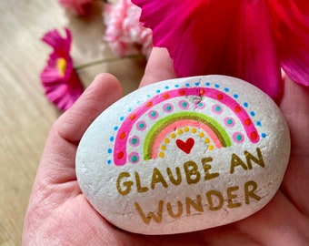 Glücksbringer Glücksstein positive Affirmationen Stein Wunschtext „Glaube an Wunder“ Regenbogen „Happiness“ Gastgeschenk, kleines Geschenk