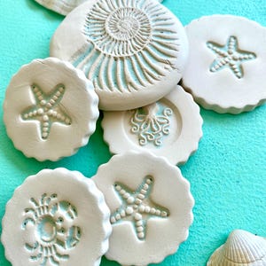 Duftsteine-Set „Strandgut“ 6 Stck. aus handgefertigter Keramik für Duftöl, Raumduft, ätherische Öle, maritim