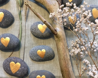 Stones guest gift wedding hand painted table decoration heart gold