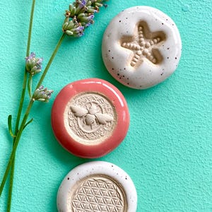 Preço reduzido em pedras aromáticas de "segunda linha", cerâmica artesanal para óleos essenciais, fragrâncias para ambientes e outros produtos.