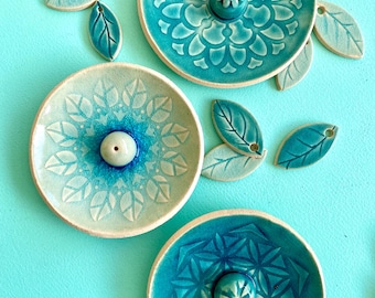 Porta incienso de cerámica "Mandala" hecho a mano en color turquesa, incluye tres varitas de incienso, como parte de un set de regalo.